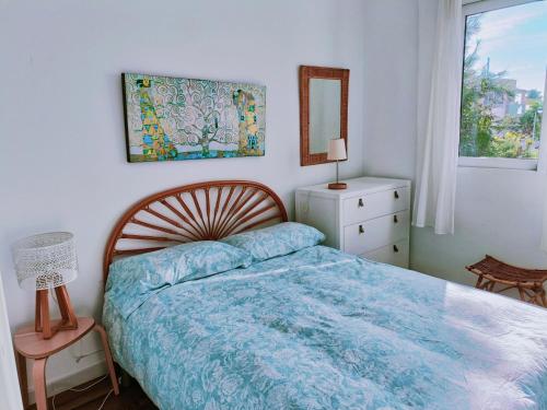 um quarto com uma cama, uma cómoda e uma janela em The Blue Family House em Cabo de Palos