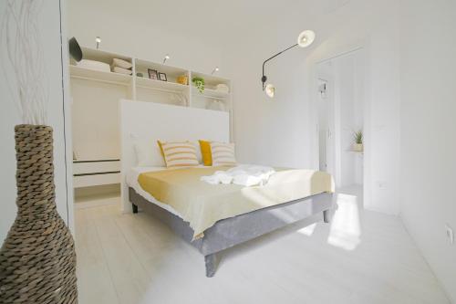 a white bedroom with a bed and a white wall at CONT36 -Total White- Esclusive in Milan