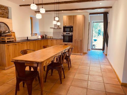Kuchyňa alebo kuchynka v ubytovaní Le Chalet de Bémont