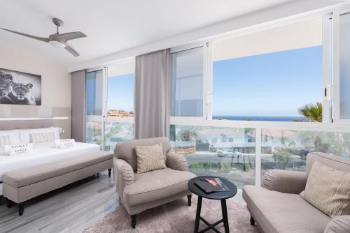 En eller flere senge i et værelse på Karat Villa Ocean Golf