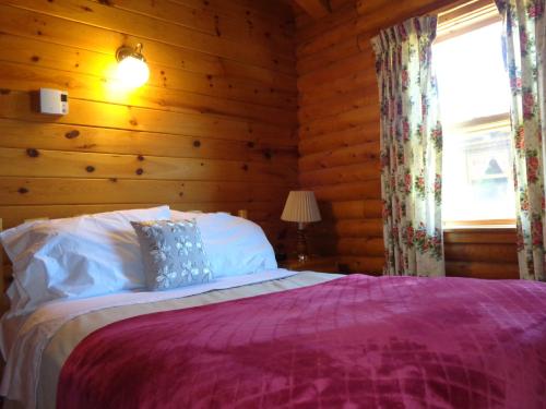 Postelja oz. postelje v sobi nastanitve Cajun Cedar Log Cottages
