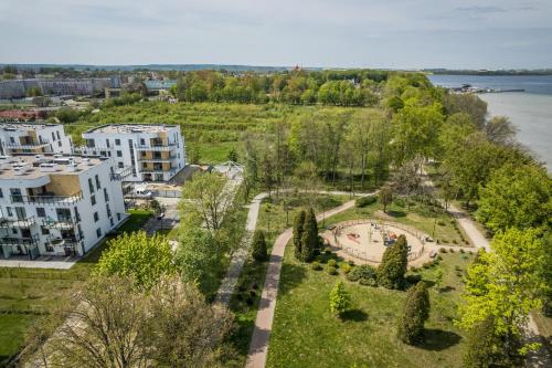 uma vista aérea de um parque ao lado de um edifício em BlueApart Apartamenty Nexo em Puck