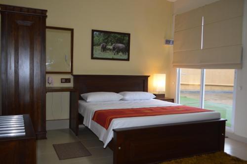 a bedroom with a large bed in a room at Paramount Residence 5 in Peliyagoda