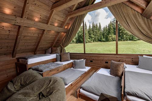 Habitación con 2 camas en una cabaña de madera en Chalet Dúška en Východná