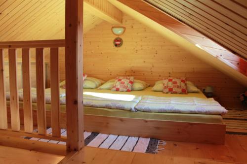 Tempat tidur dalam kamar di Drevenica Trnovec