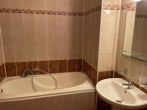 y baño con bañera y lavamanos. en Penzion Brtnice en Brtnice