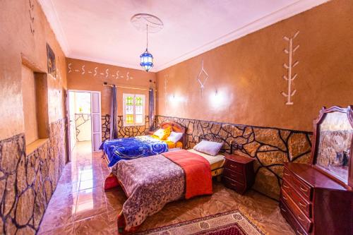 1 dormitorio con 2 camas en una habitación en Riad Lalla, en Tinerhir