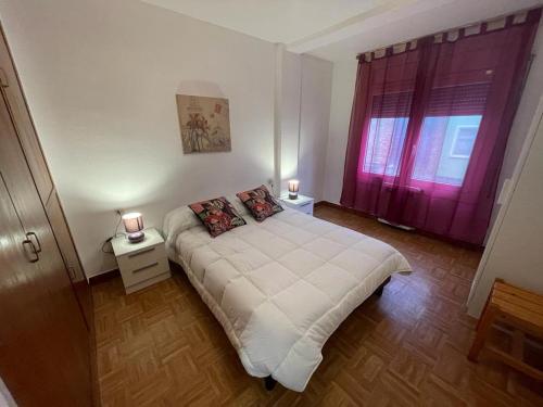 1 dormitorio con 1 cama y 2 lámparas en las mesas en Immodelpas Consuegra 1, en Pas de la Casa