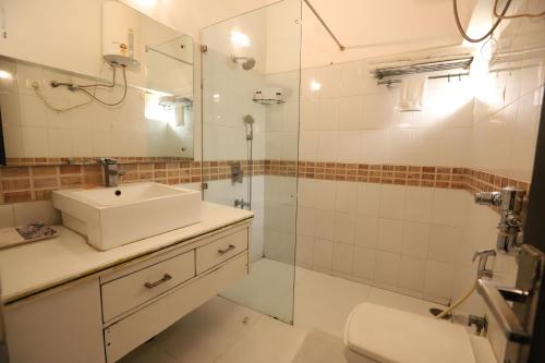 Bilik mandi di Hotel Capitol Hills - Greater Kailash Delhi