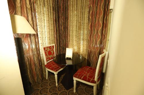 Ruang duduk di Hotel Capitol Hills - Greater Kailash Delhi