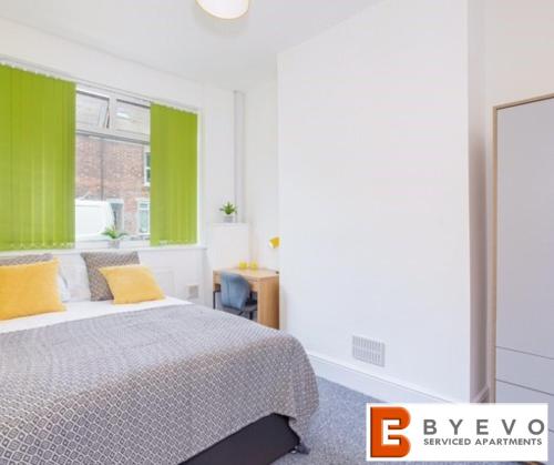 a bedroom with green walls and a bed with yellow pillows at ByEvo Darwin House - Contractor pad or Family getaway - Close to Thonock Park Golf Course in Gainsborough