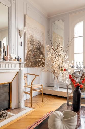 un salon avec une cheminée et une table dans l'établissement Veeve - Impressions of the Eiffel Tower, à Paris