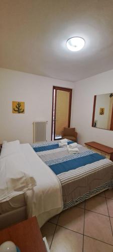 Ένα ή περισσότερα κρεβάτια σε δωμάτιο στο Apartments Tony in Bardolino
