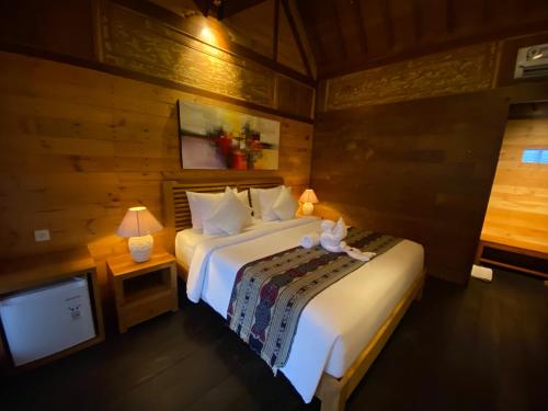 a bedroom with a bed and a tv in it at Kubu Sakian Villa and Restaurant Sidemen in Silebeng