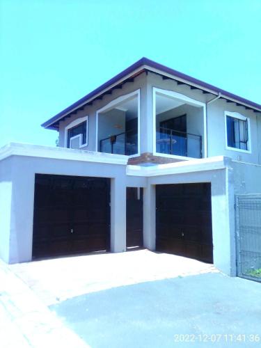 una casa con dos garajes y dos puertas de garaje en Mkhandi Self Catering en Durban