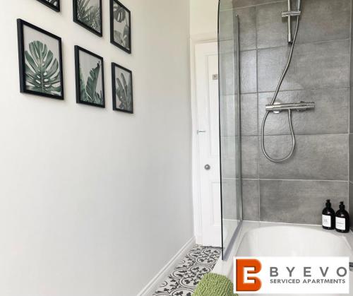 Ένα μπάνιο στο ByEvo 19 Walker - Close to GLA - Perfect Getaway or Working away from Home