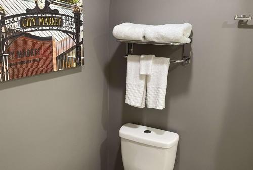 a bathroom with a white toilet and towels at La Quinta Inn & Suites by Wyndham Indianapolis Downtown in Indianapolis