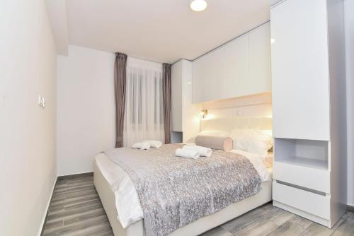 Postel nebo postele na pokoji v ubytování Apartments Sana