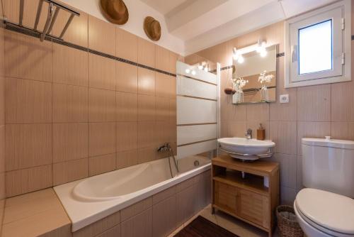 bagno con lavandino, vasca e servizi igienici di A Muredda di Lozari a Belgodère