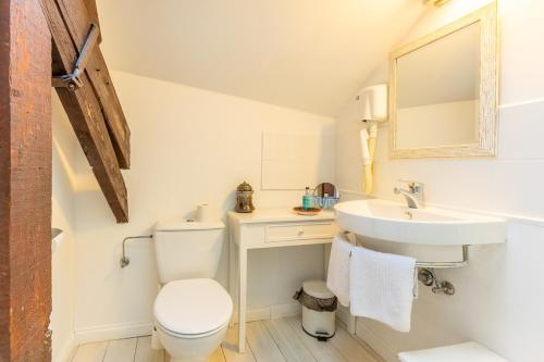 uma casa de banho com um WC e um lavatório em B&B Yasmine Brugge em Bruges