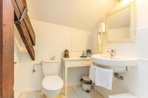 La salle de bains est pourvue de toilettes et d'un lavabo. dans l'établissement B&B Yasmine Brugge, à Bruges