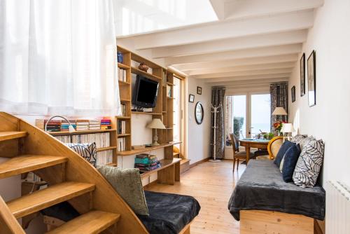 un salon avec un canapé et une table dans l'établissement La Baignade - vue mer, à Pléneuf-Val-André