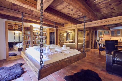 sypialnia z łóżkiem huśtawkowym w pokoju w obiekcie Mill Apartments w Czeskim Krumlovie
