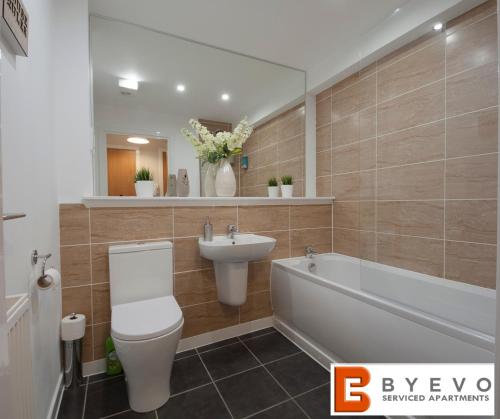 a bathroom with a toilet and a sink and a tub at ByEvo 6 Brabloch - perfect for contractors - Close to GLA in Paisley