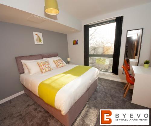 Un dormitorio con una cama grande y una ventana en ByEvo 1 Brabloch - perfect for contractors - Close to GLA, en Paisley