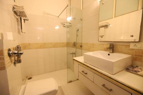Bilik mandi di Hotel Capitol Hills - Greater Kailash Delhi