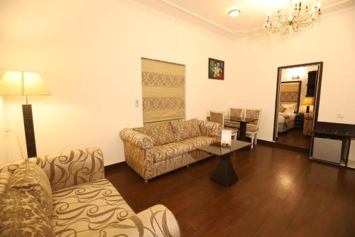 Ruang duduk di Hotel Capitol Hills - Greater Kailash Delhi