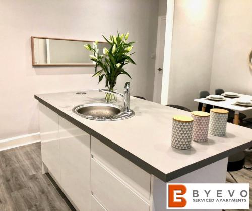 un baño con lavabo y espejo en ByEvo Almar Villa - Close to City and Airport - Perfect for Contractors or large groups, en Glasgow