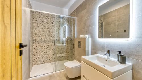 a bathroom with a toilet and a shower and a sink at Apartamenty VIP Zdrojowa 6 (deptak) by Royal Aparts in Świeradów-Zdrój