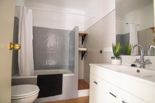 ein Badezimmer mit einem Waschbecken, einem WC und einer Badewanne in der Unterkunft Apartamento Albareda Centro in El Puerto de Santa María