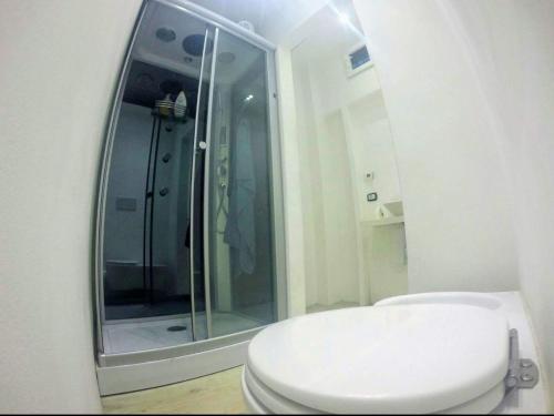 a bathroom with a toilet and a glass shower at Casa (Loft) para até 4 pessoas. in Cinisello Balsamo