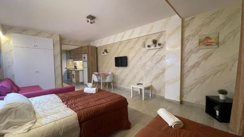 Habitación de hotel con cama y sofá en suite benal beach 23, en Benalmádena