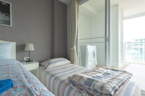 Postel nebo postele na pokoji v ubytování One Bedroom BeachfrontPoolfront Located In Cha-amHua Hin