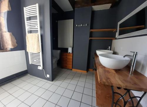 une salle de bain avec deux lavabos et un WC dans l'établissement Belle Longere de 10 couchages - lac de vassiviere, à Beaumont
