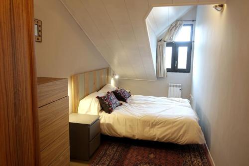 a bedroom with a white bed with a window at Casa acogedora en Sierra Nevada in Monachil