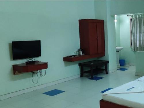 TV a/nebo společenská místnost v ubytování Hotel Jeyasakthi