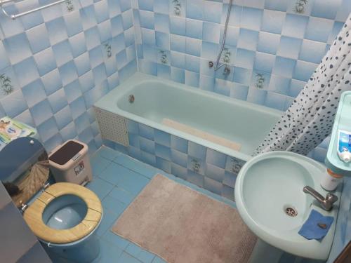 uma casa de banho com um WC, uma banheira e um lavatório. em Guesthouse Rotimex em Lomé