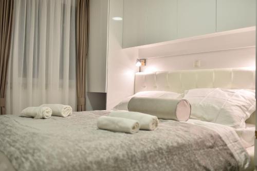 sypialnia z łóżkiem i trzema poduszkami w obiekcie Apartments Sana 2 w mieście Vir