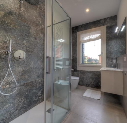 W łazience znajduje się prysznic, toaleta i umywalka. w obiekcie Cà Laguna Lido w Lido di Venezia