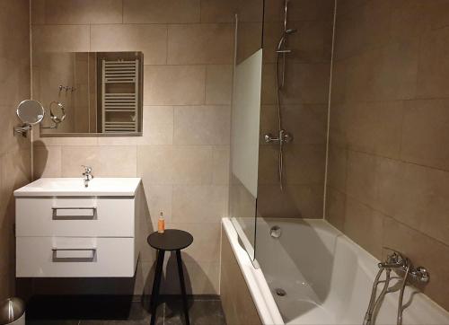 a bathroom with a tub and a sink and a shower at Boutique Hotel Villa de Proosdij in Klimmen