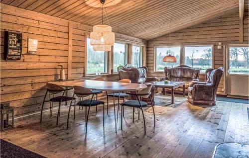 uma sala de jantar com mesa e cadeiras em Gorgeous Home In Hrby With House Sea View em Hörby