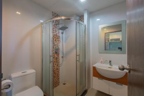 Ban Ao MakhamPixel - Studio Cape Panwa Ocean Front Partial Seaview的带淋浴、马桶和水槽的浴室