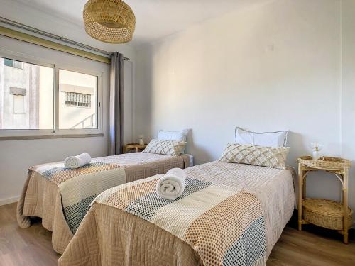 2 letti in una camera con finestra di Casa Pico dos Barcelos by LovelyStay a Funchal
