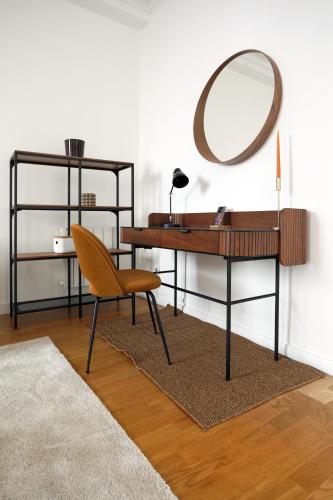 - un bureau avec une chaise et un miroir mural dans l'établissement 123paris city, à Paris