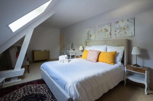Un pat sau paturi într-o cameră la Villa avec piscine entre Beauval et châteaux*