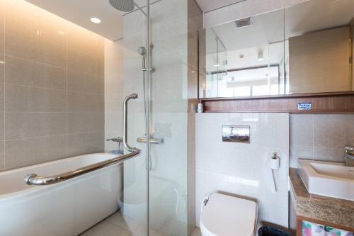 Koupelna v ubytování S39- 1 Bedroom Downtown Apt with Balcony and Pool